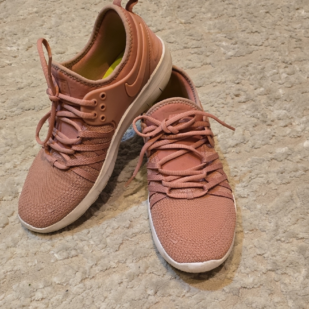 Nike Free TR 7 Pink Sneakers Lightweight Knit Design